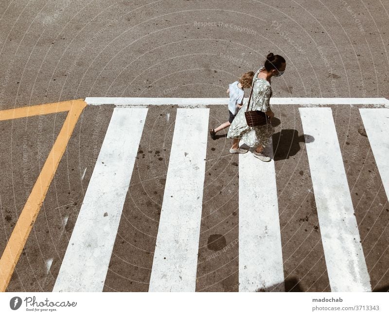 Abbey Road Fake Zebrastreifen Personen Mutter Kind Mensch Familie & Verwandtschaft Eltern Kindheit urban Asphalt laufen Stadt Vogelperspektive Überqueren