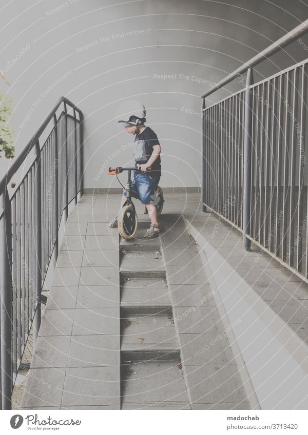 Stuntman Kind Fahrrad Helm Sicherheit gefährlich Treppe Rampe Kindheit Mut Extremsport springen Sport Coolness Trick Funsport Aktion Trick Jump Dynamik Bewegung