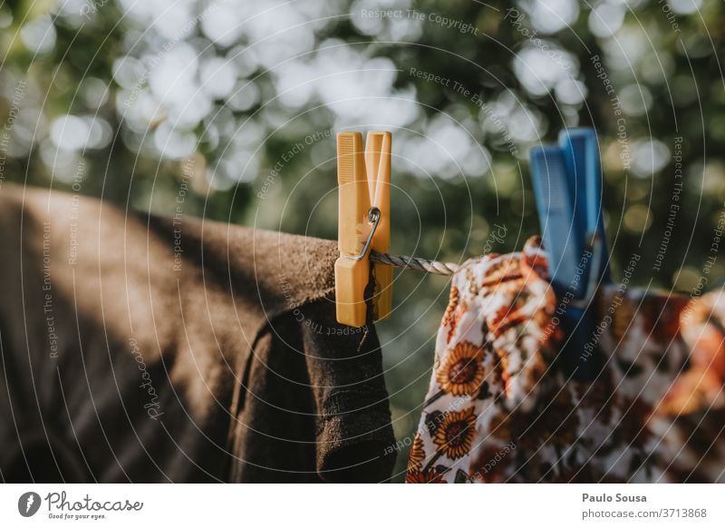 Aufhängen von Kleidung an der Wäscheleine Bekleidung Kleiderhaken Kleiderspin Farbfoto Sauberkeit aufhängen Haushalt weiß Waschtag Klammer Wäsche waschen