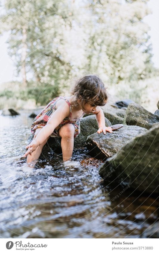 Kind spielt im Fluss Kinderspiel Kindheit 1-3 Jahre Sommer Sommerurlaub Sommerzeit Spaß haben Mensch heiter im Freien Lächeln Freude Farbfoto Glück Kaukasier