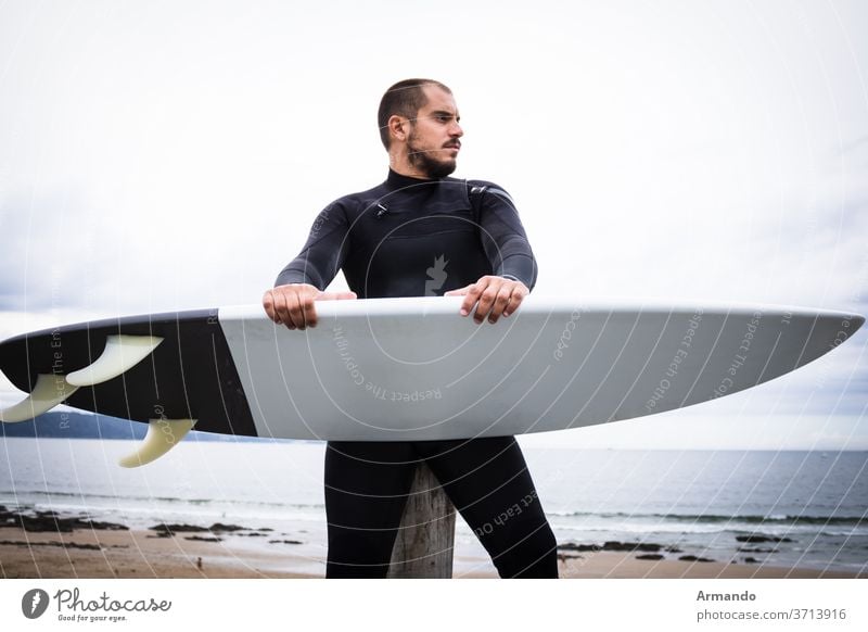 Surfboard-Surfer, Mann mit Maske und Neoprenanzug am Strand Erholung Surfen männlich Sport Aktion Athlet extrem Hobby Mitfahrgelegenheit risikoreich Brandung