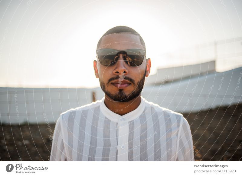 Porträt eines selbstbewussten und ungezwungenen Mannes, moderner Muslim mit Sonnenbrille Unternehmer Marokkaner elegant Lifestyle modisch lässig cool Hoffnung