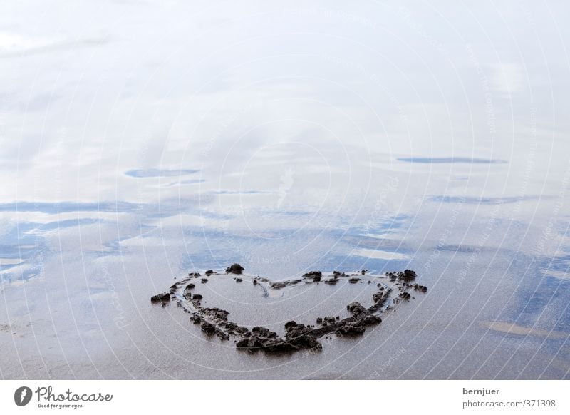 Strandherz Natur Sand Wasser Küste Flüssigkeit blau grau Sympathie Liebe Herz herzförmig Zeichnung gezeichnet Romantik Reflexion & Spiegelung Sandstrand