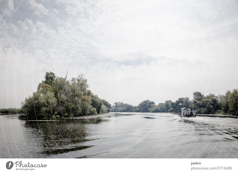 ferien auf dem fluss. Fluss Wasser Wasserfahrzeug Flussufer Floß Hausboot Schifffahrt Bootsfahrt Außenaufnahme Ferien & Urlaub & Reisen Ausflug Menschenleer