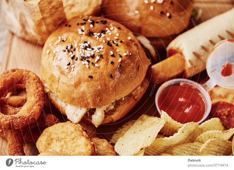 Ungesundes und ungesundes Essen. Verschiedene Arten von Fastfood und Snacks auf dem Tisch, Nahaufnahme. Essen zum Mitnehmen Lebensmittel schnell Trödel Fett