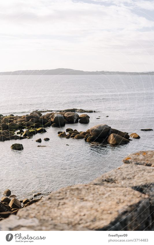 Meeresküste aus großen Steinen und Felsen Küste MEER niemand Textfreiraum Horizont Szene Sauberkeit Ufer Küstenlinie Wellenbrecher felsig Wasser Meeresufer