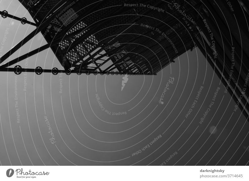 Gerüst an einem Gebäude zur Sanierung und als Einrichtung für die Sicherheit Technik Baustelle Architektur Menschenleer Außenaufnahme Haus Himmel Baugerüst