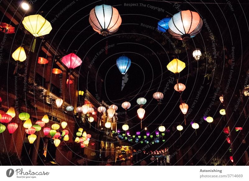 Lampions in Hoi An, Vietnam Nacht Lampe Licht Bunt viele Farbfoto Außenaufnahme Laterne mehrfarbig Beleuchtung rot gelb dunkel blau Abend orange leuchten