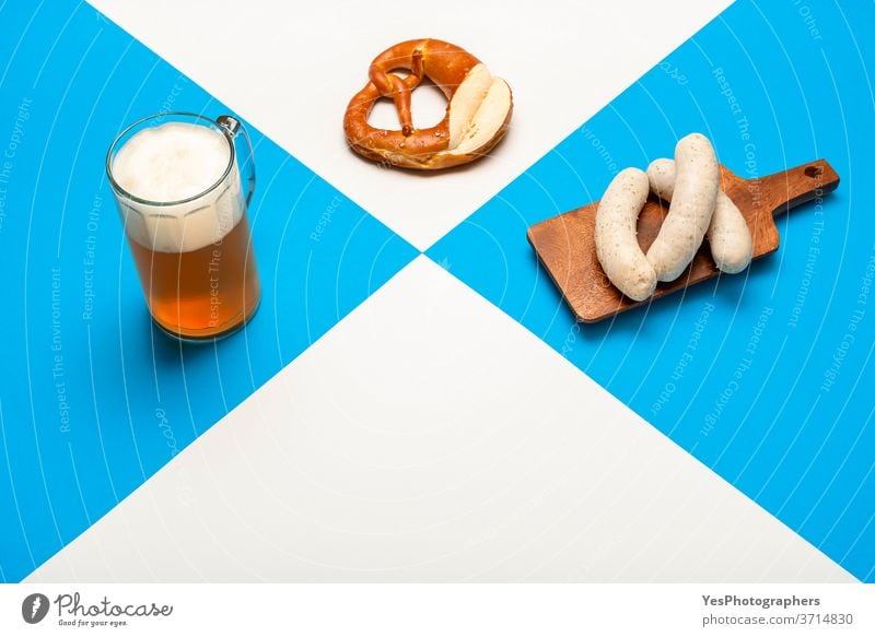 Oktoberfesttafel mit einem Pint Bier, Weißwurst und Brezel. Bayerisches Traditionsmahl Bayern Deutschland Alkohol Hintergrund Bar bayerisch Getränk blau brauen