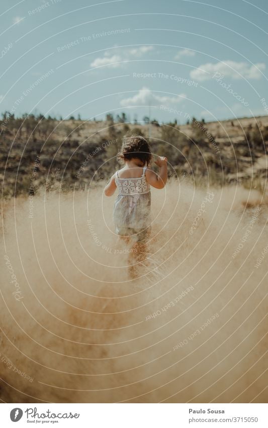 Rückansicht eines auf dem Feld spielenden Kindes Sommer Sommerurlaub Reisefotografie reisen Kindheit Kinderspiel Natur Freizeit & Hobby Außenaufnahme Farbfoto