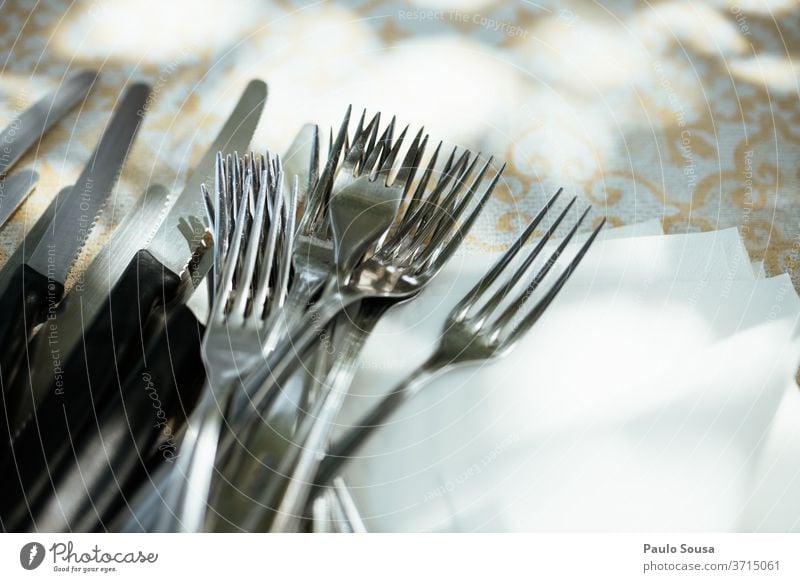 Gabeln und Messer auf einem Tisch Abendessen Veranstaltung Farbfoto Besteck Restaurant Stil Festessen Teller Studioaufnahme Design Ernährung Nahaufnahme