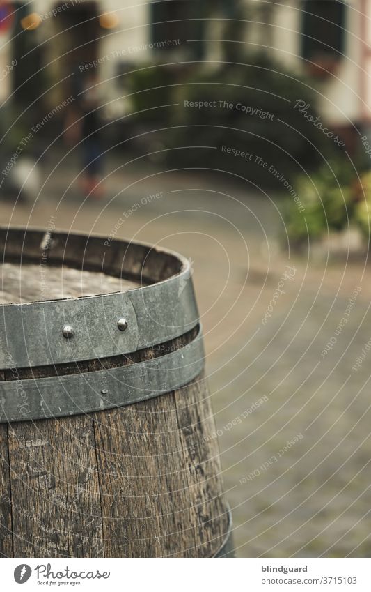 Langsam ist das Fass aber voll ... Beschlag Jolz Mittelalter Deko Wein Bier barrique Alkohol Getränk trinken rustikal Außenaufnahme Restaurant Holz altehrwürdig