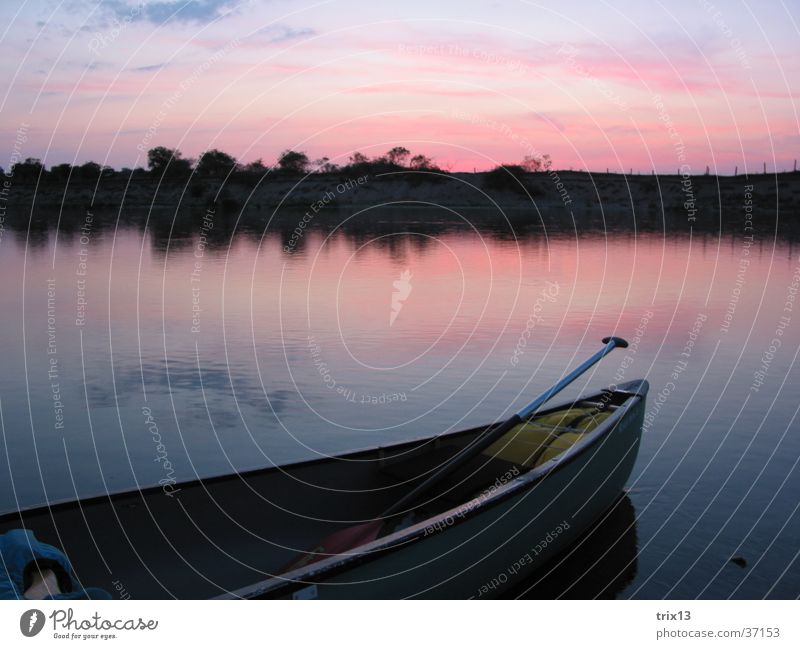 kanu auf der loire Einsamkeit Kanu Nacht ruhig Loire Sonnenuntergang Wolken rot Wasserfahrzeug Abend Fluss Himmel Paddel blau Ferne Insel