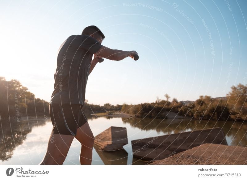 Mann trainiert neben dem Fluss männlich sportlich Sport Jogger Brücke Gesundheit Training im Freien Lifestyle aktiv Athlet Himmel Läufer arbeiten Männer Fitness