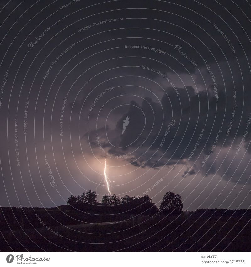 Blitzeinschlag Gewitter Nacht Wolken Himmel Unwetter schlechtes Wetter Gewitterwolken Nachthimmel Lichterscheinung Umwelt Urelemente Klima Natur Menschenleer