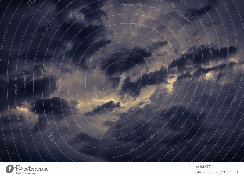 Wolkenblitz Blitz Gewitter Nacht Wetter Nachthimmel Unwetter Gewitterwolken Himmel schlechtes Wetter Lichterscheinung Menschenleer Urelemente Sturm bedrohlich