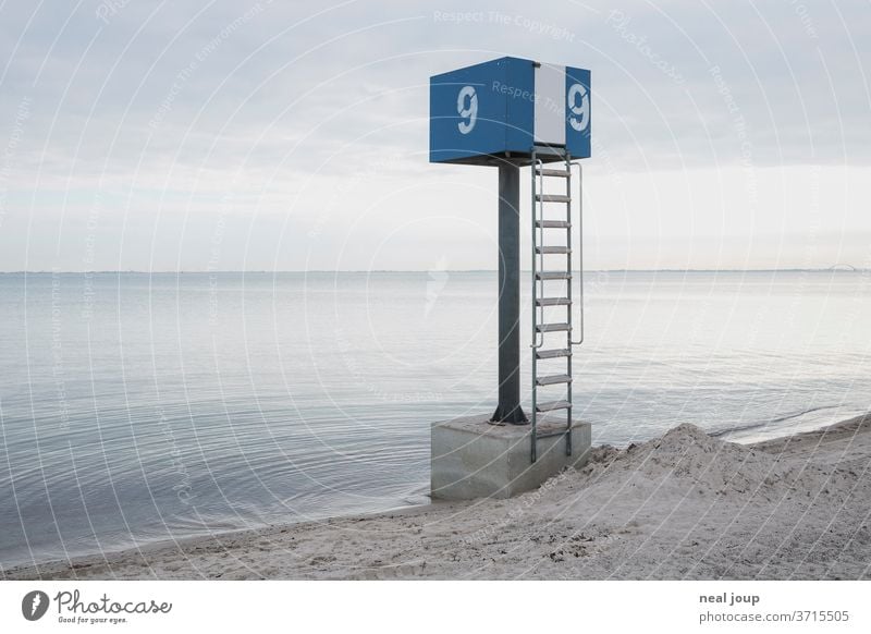 Aufsichtsturm am Meeresufer Horizont Ruhe Wasser spiegelglatt grau blau Morgenstimmung Küste Ostsee Ferien & Urlaub & Reisen Sand Außenaufnahme Strand Ferne