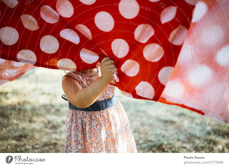 Mädchen hat Spaß an hängender Kleidung erhängen Wäscheleine Spaß haben lustig Kind Kinderspiel Kindheit Kindheitserinnerung Kindererziehung Lifestyle