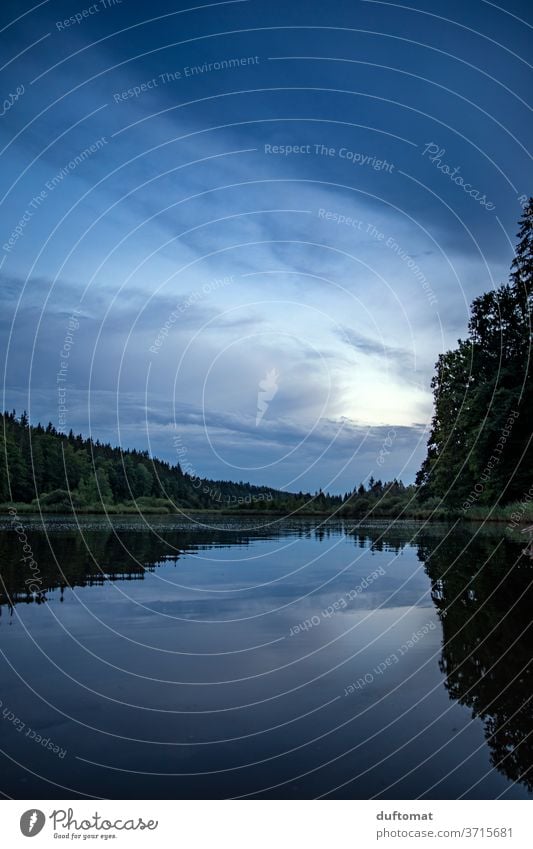 Abendstimmung am See mit Reflektion im Wasser Natur Reflexion & Spiegelung reflektion blau ruhig Baum Himmel Wolken Sonnenuntergang Glätte Licht dunkel Gewässer