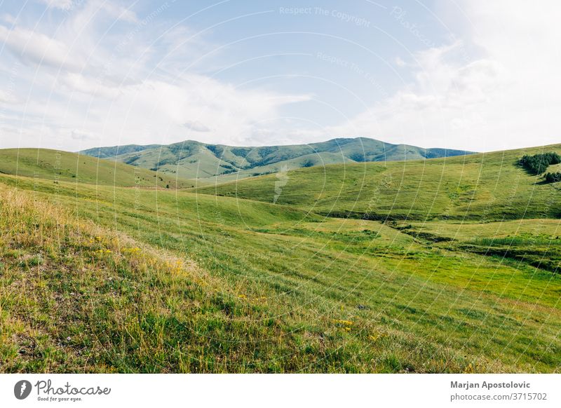 Wunderschöne Hügellandschaft in den Bergen Abenteuer Hintergrund Wolken Land Landschaft Umwelt Europa erkunden Ackerland Feld Freiheit Gras Grasland grün