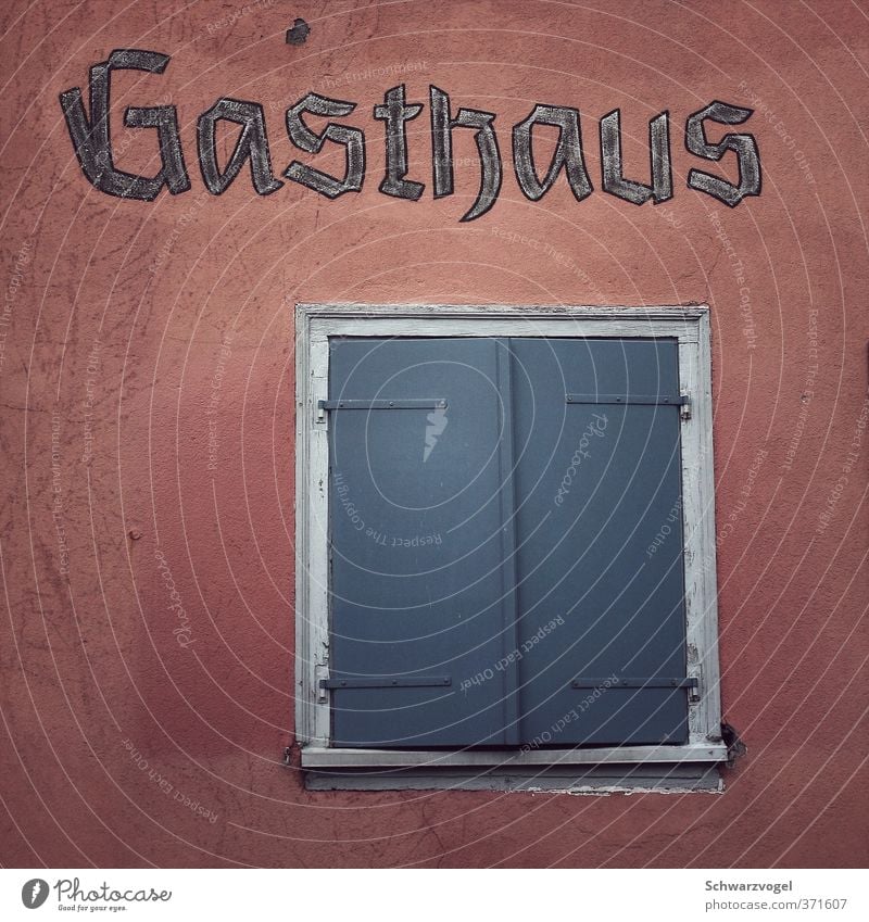 Geschlossene Fensterläden an einem Gasthaus Gastronomie geschlossen fensterläden Fassade Wand Schriftzug abweisend