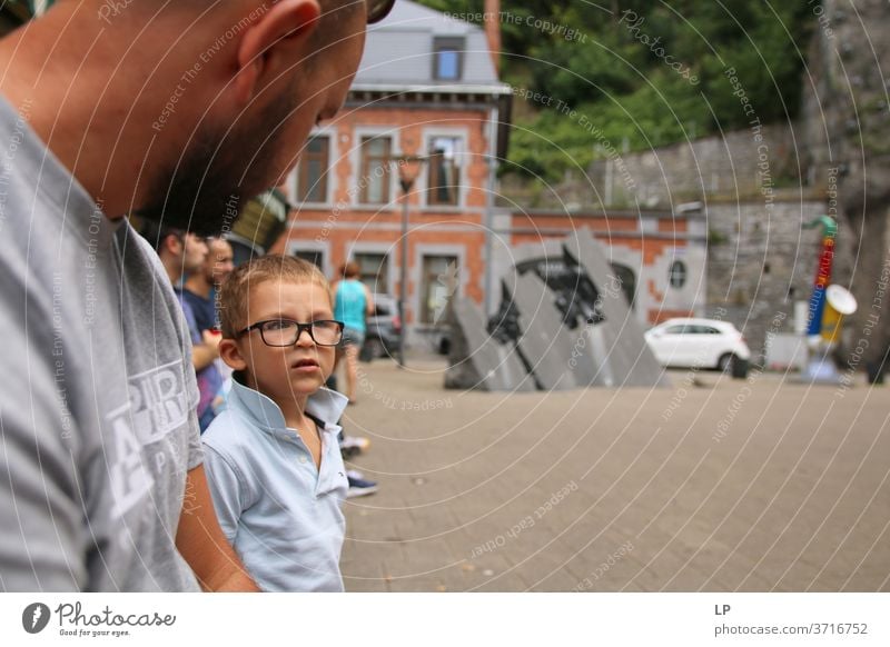 Brillenträger unterhält sich mit seinem Vater Junge Eltern Kindererziehung Kindheit Erwachsene Familie & Verwandtschaft Sohn Porträt Zusammensein Vertrauen