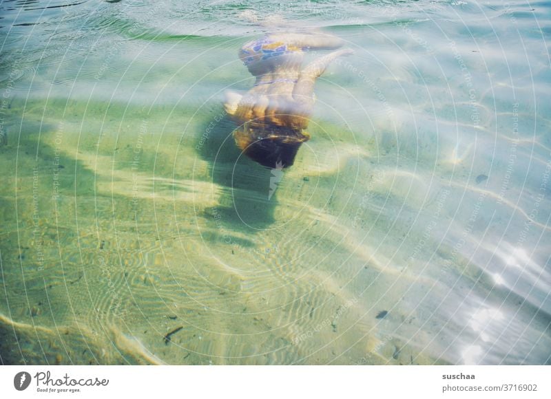 tauchende jugendliche in seichtem seewasser Kind Mädchen Jugendliche Teenager Wasser Seewasser Badesee Sommer Erfrischung erfrischend baden schwimmen Bikini