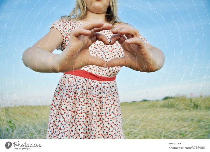 mädchen hält ein herz aus händen ins bild Kind Mädchen Kleid Sommer sommerlich Hände Finger Herz Herz aus Händen geformt lieb Love Liebe Hand Gefühle Kindheit