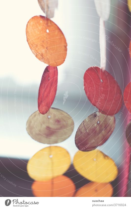 buntes windspiel aus perlmutt am fenster Windspiel Perlmutt Kette Fenster Dekoration & Verzierung Reihe rund aufgefädelt hängend Geräusch Klang Scheiben wohnen