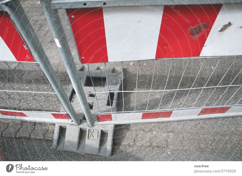 abgesperrt Gitterstäbe weiß rot Eisengitter kein Durchgang Baustelle Zaun Sraßenabsperrung Straßensperre Abriegelung Stadt Eisenstäbe Durchfahrt gesperrt