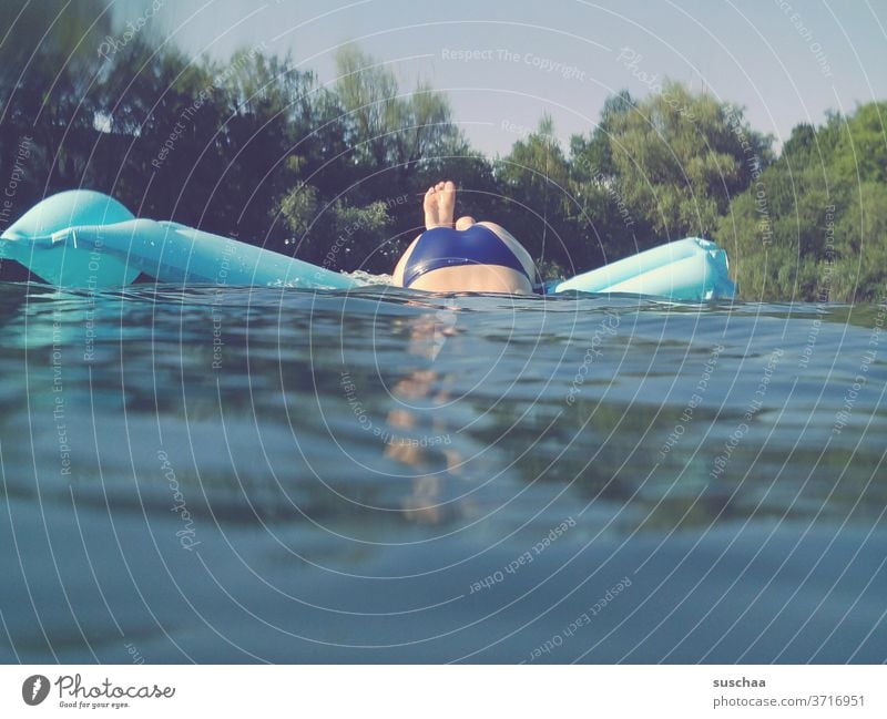 alle meine entchen .. po einer person, die im begriff ist abzutauchen, ragt in die höhe Schwimmen & Baden Erholung am See Himmel nass erfrischend eintauchen