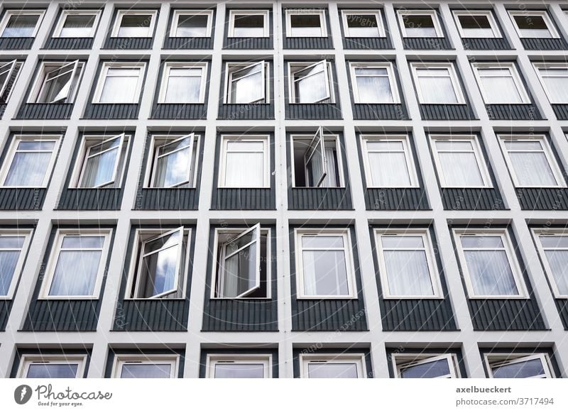 Hotelgebäude mit vielen Fensterreihen Gebäude Herberge mehrstöckig Schlafsaal Außenseite Fassade modern urban Appartement Wohnsitz Architektur Haus niemand