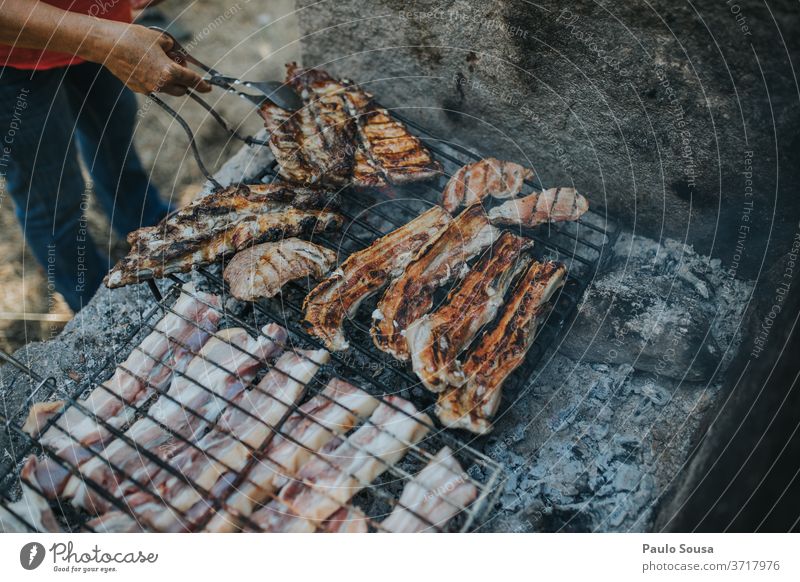 Grillen von Fleisch auf dem Grill grillen Stacheldraht Barbecue Grillrost gegrilltes Fleisch lecker Lebensmittel Farbfoto Grillkohle Sommer heiß Außenaufnahme