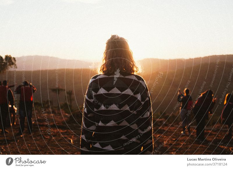 Volksmädchen beim Sonnenuntergang in einem Berg Leute Mädchen Berge u. Gebirge Kabine Wälder in die Wildnis Wald Natur Expedition Licht