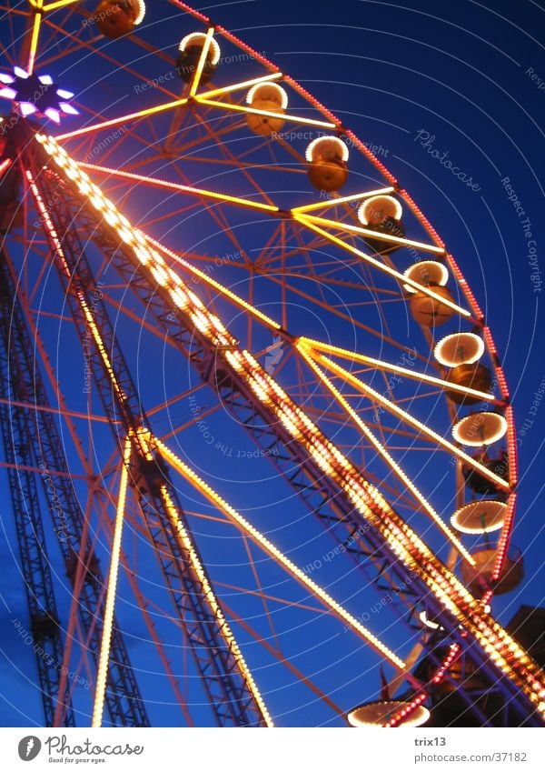 Riesenrad Licht Beleuchtung dunkel gelb Dinge Himmel blau Farbe Detailaufnahme Niveau Jahrmarkt