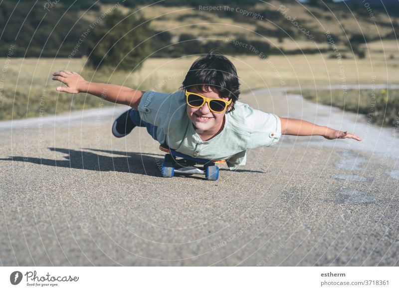 glückliches Kind mit Skateboard und Sonnenbrille unterwegs Schlittschuh Sport reisen Kindheit Glück Skater Fröhlichkeit Schlittschuhlaufen Aktivität Lifestyle