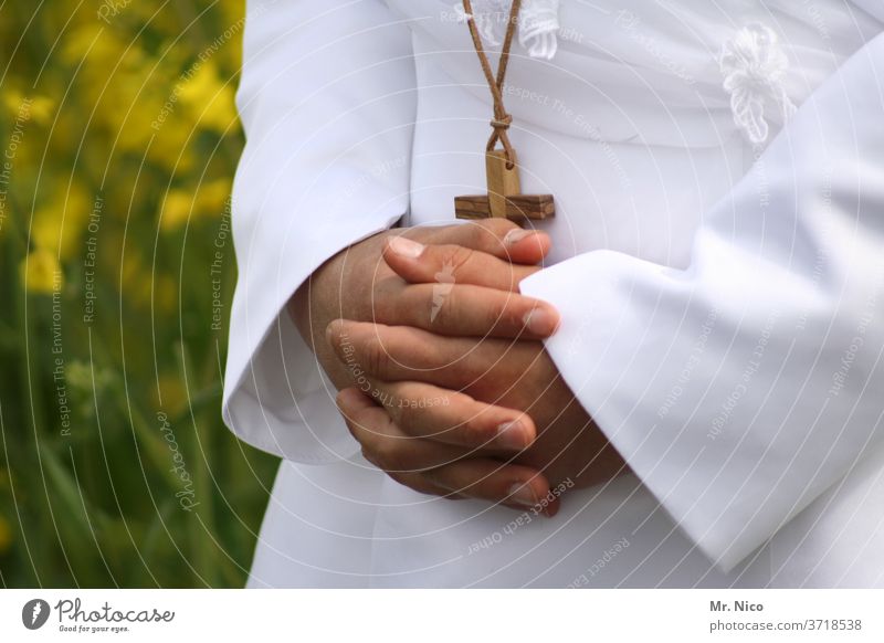 Hand in Hand Religion & Glaube Kreuz Meditation Kirche Frieden Gebet Christentum Spiritualität Jesus Christus Gott Gottesdienst Hoffnung weiß beten betend