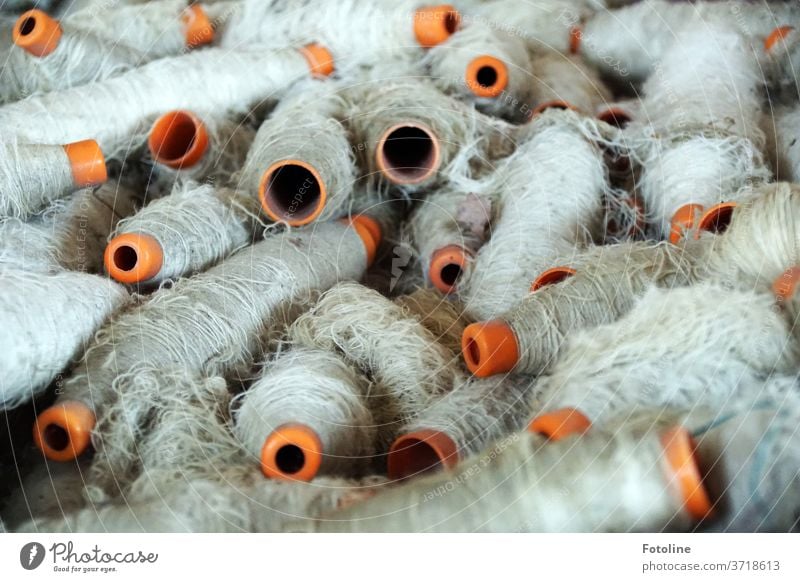 Fotoline im Dornröschenland - oder auf Spulen aufgewickeltes Garn in einer alten verlassenen Tuchfabrik weiß orange Faser Textil Stoff Handwerk Mode