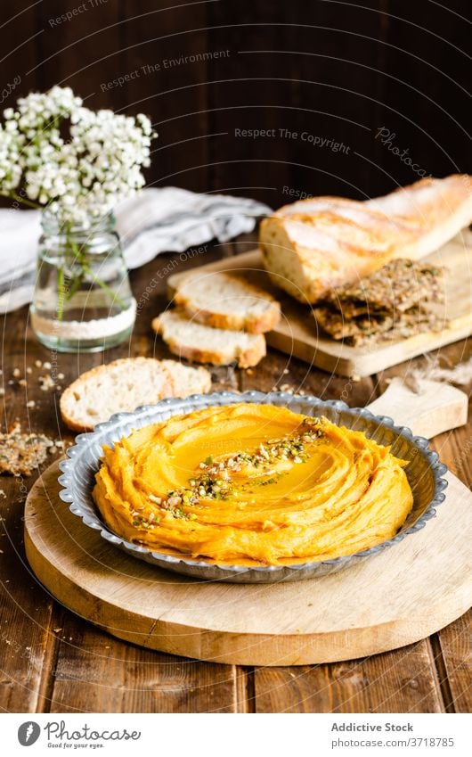 Leckerer Hummus im Teller auf dem Tisch lecker Kartoffel Speise süß Tradition appetitlich hölzern Küche Brot Mittagessen Lebensmittel Mahlzeit organisch frisch