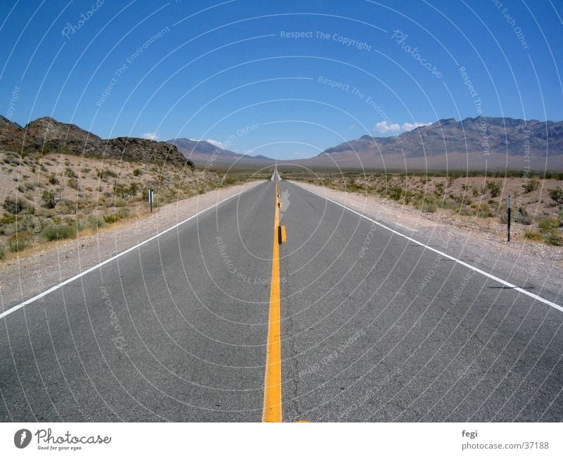 Road to nowhere Fahrbahn Nevada Utah Unendlichkeit Aussicht Horizont Hügel Fernweh Verkehr Straße Autobahn USA Wüste Himmel Landschaft Berge u. Gebirge