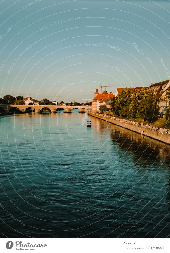 Donauufer Regensburg donau regensburg donauufer fluß wasser spiegelung kirche stadt urban altstadt bayern deutschland mond abend sonnenuntergang sommer wärme