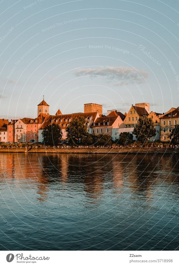 Donauufer Regensburg donau regensburg donauufer fluß wasser spiegelung kirche stadt urban altstadt bayern deutschland mond abend sonnenuntergang sommer wärme