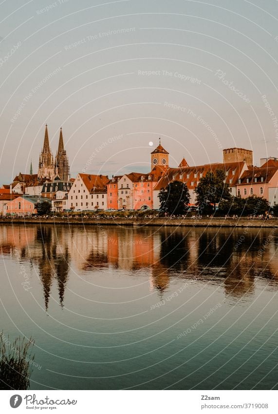 Donauufer Regensburg donau regensburg donauufer fluß wasser spiegelung kirche stadt urban altstadt bayern deutschland mond abend sonnenuntergang sommer wärme