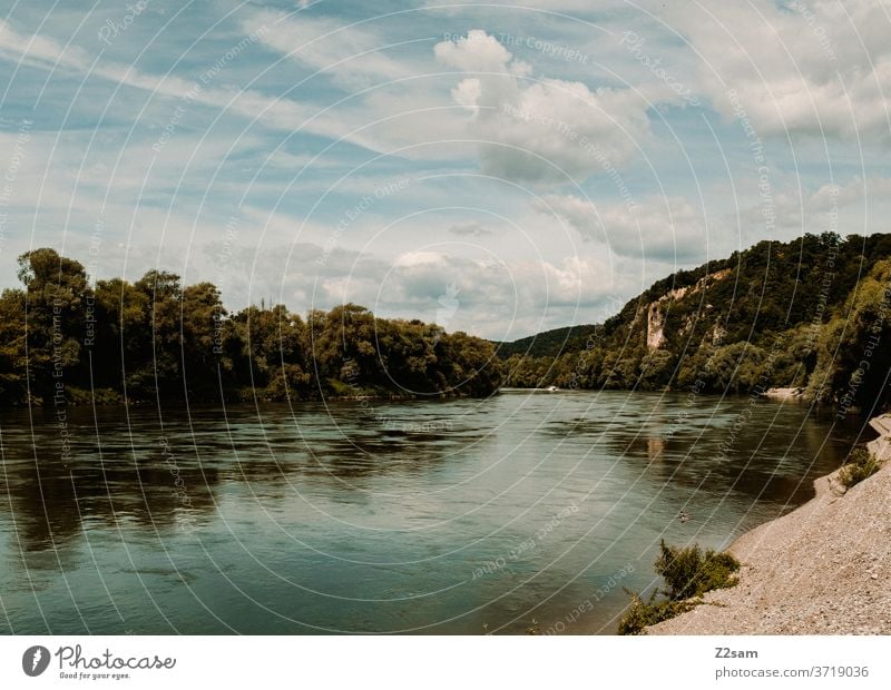 Donauufer donau fluß bayern motorboot natur landschaft wasser fluss grün gewässer himmel wolken blau weitwinkel Außenaufnahme Sommer Bayern