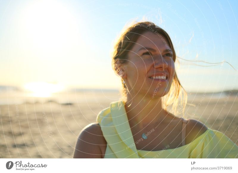 Schöne Frau, die in den Himmel schaut schöne Frau aufschauend Zukunft Optimismus positiv feminin Junge Frau Außenaufnahme Porträt Fröhlichkeit Hoffnung