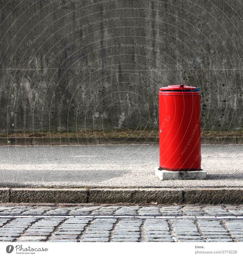 Schnittstellen des Alltags (8) mülleimer rot straße gehweg bürgersteig wand mauer Kopfsteinpflaster entsorgen abfall tonne mülltone abfalltone restmüll