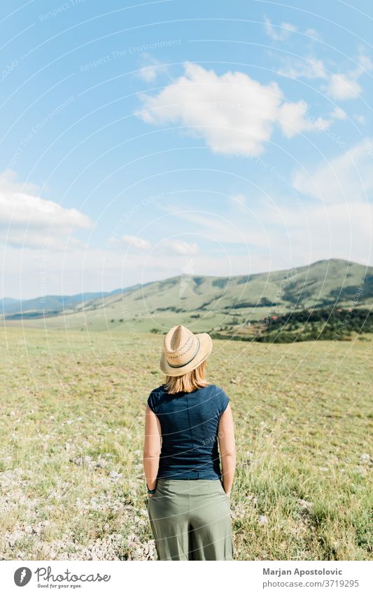 Junge weibliche Naturliebhaberin genießt im Sommer die Aussicht auf eine Bergkette Abenteuer schön sorgenfrei lässig genießend Europa erkunden Frau Freiheit