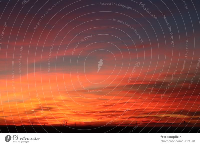 rot leuchtender Wolkenhimmel Sonnenuntergang Sonnenuntergangshimmel Sonnenuntergangsstimmung Sonnenuntergangslandschaft Abenddämmerung Dämmerung Roter Himmel