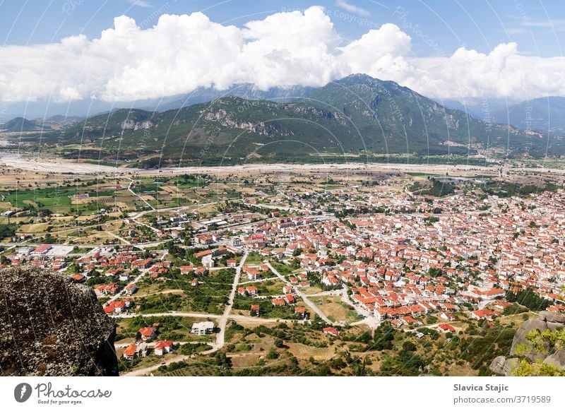 Luftaufnahme von Gebäuden mit rotem Dach in der Stadt Kalabaka, Meteora, Thessalien, Griechenland Antenne Architektur christian Großstadt Klippe Tag