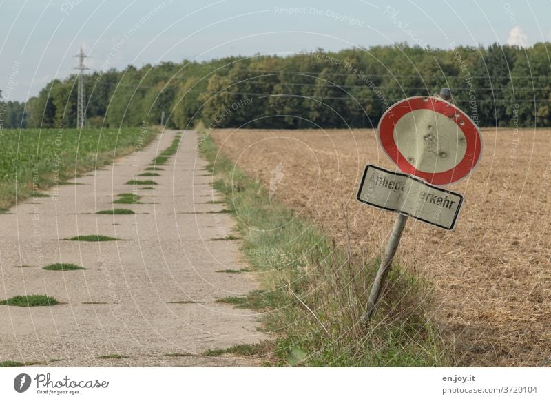 Anliegerverkehr Anlieger frei Weg Schild Schilder & Markierungen Hinweisschild Schriftzeichen Warnschild Verbotsschild Zeichen Verbote Feldweg schief Acker